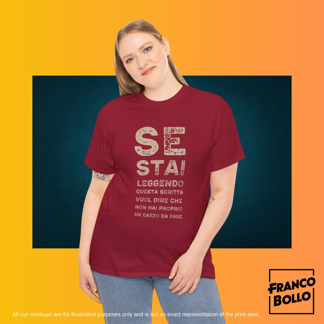 T-Shirt Divertente Uomo Donna – “Se Stai Leggendo Questa Scritta Vuol Dire Che Non Hai un Cazzo da Fare” Maglietta Ironica Italiana - Francobollo.shop il promo brand print on demand online preferito in tutta Italia
