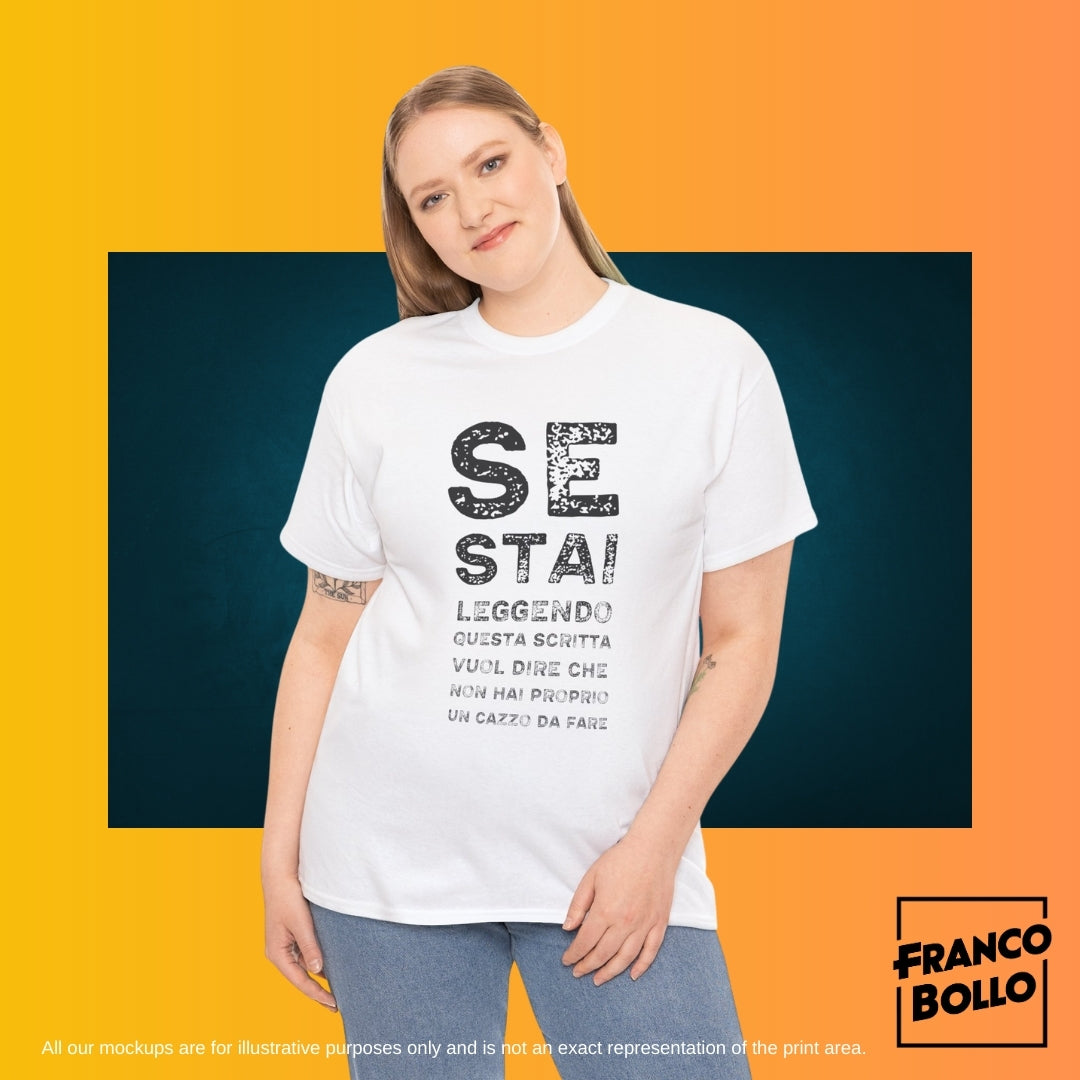 T-Shirt Divertente Uomo Donna – “Se Stai Leggendo Questa Scritta Vuol Dire Che Non Hai un Cazzo da Fare” Maglietta Ironica Italiana - Francobollo.shop il promo brand print on demand online preferito in tutta Italia