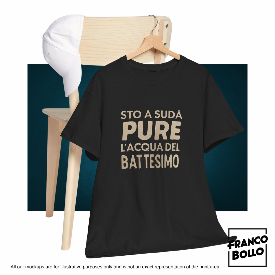 🇮🇹 Stò a sudà pure l’acqua del battesimo - Maglietta divertente | T-shirt estiva italiana FrancoBollo.Shop Original Tshirt Brand Print On Demand Online.