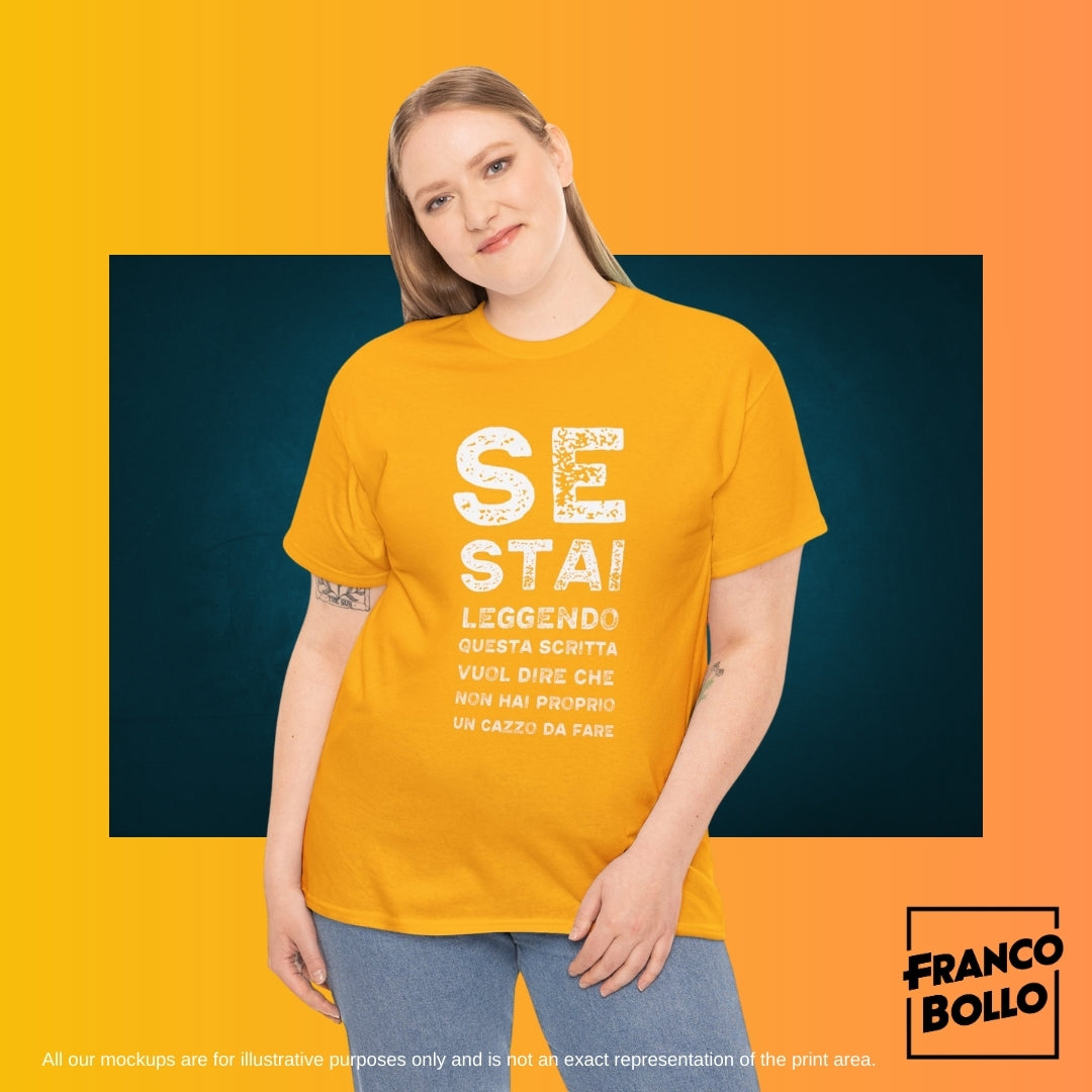 T-Shirt Divertente Uomo Donna – “Se Stai Leggendo Questa Scritta Vuol Dire Che Non Hai un Cazzo da Fare” Maglietta Ironica Italiana - Francobollo.shop il promo brand print on demand online preferito in tutta Italia