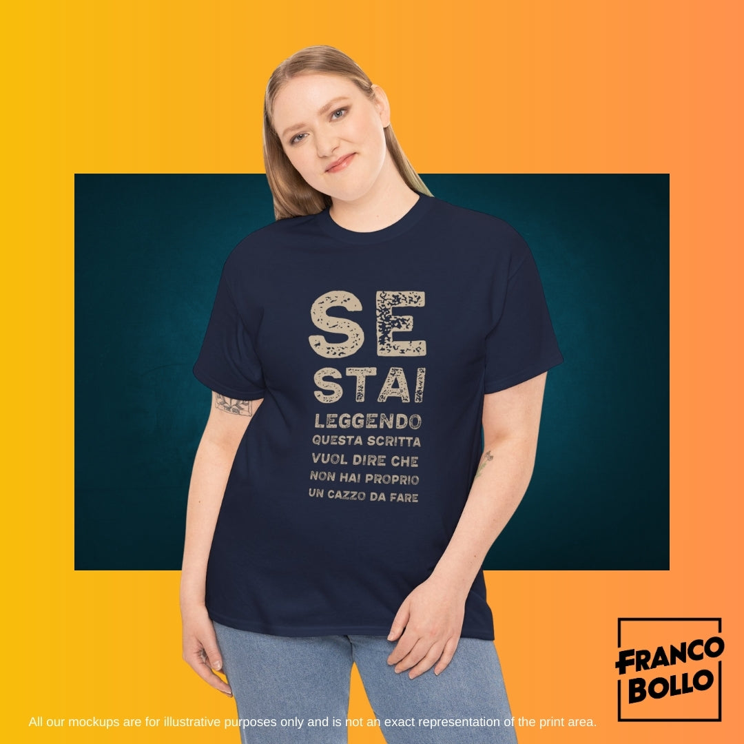 T-Shirt Divertente Uomo Donna – “Se Stai Leggendo Questa Scritta Vuol Dire Che Non Hai un Cazzo da Fare” Maglietta Ironica Italiana - Francobollo.shop il promo brand print on demand online preferito in tutta Italia