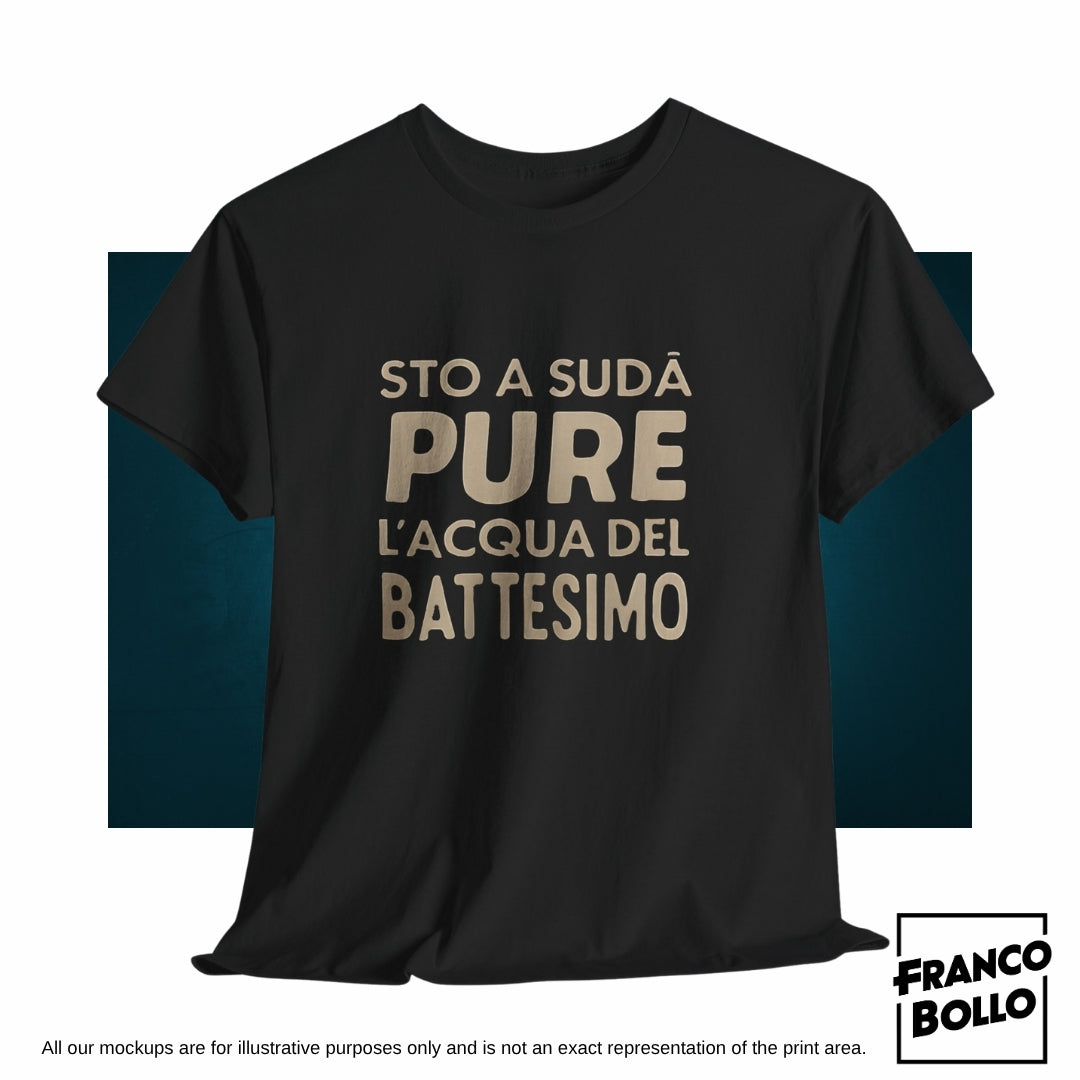🇮🇹 Stò a sudà pure l’acqua del battesimo - Maglietta divertente | T-shirt estiva italiana FrancoBollo.Shop Original Tshirt Brand Print On Demand Online.