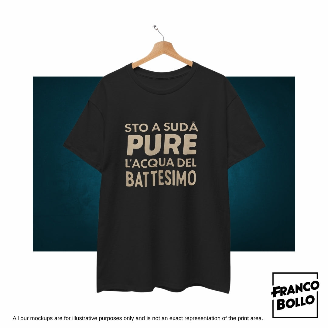 🇮🇹 Stò a sudà pure l’acqua del battesimo - Maglietta divertente | T-shirt estiva italiana FrancoBollo.Shop Original Tshirt Brand Print On Demand Online.