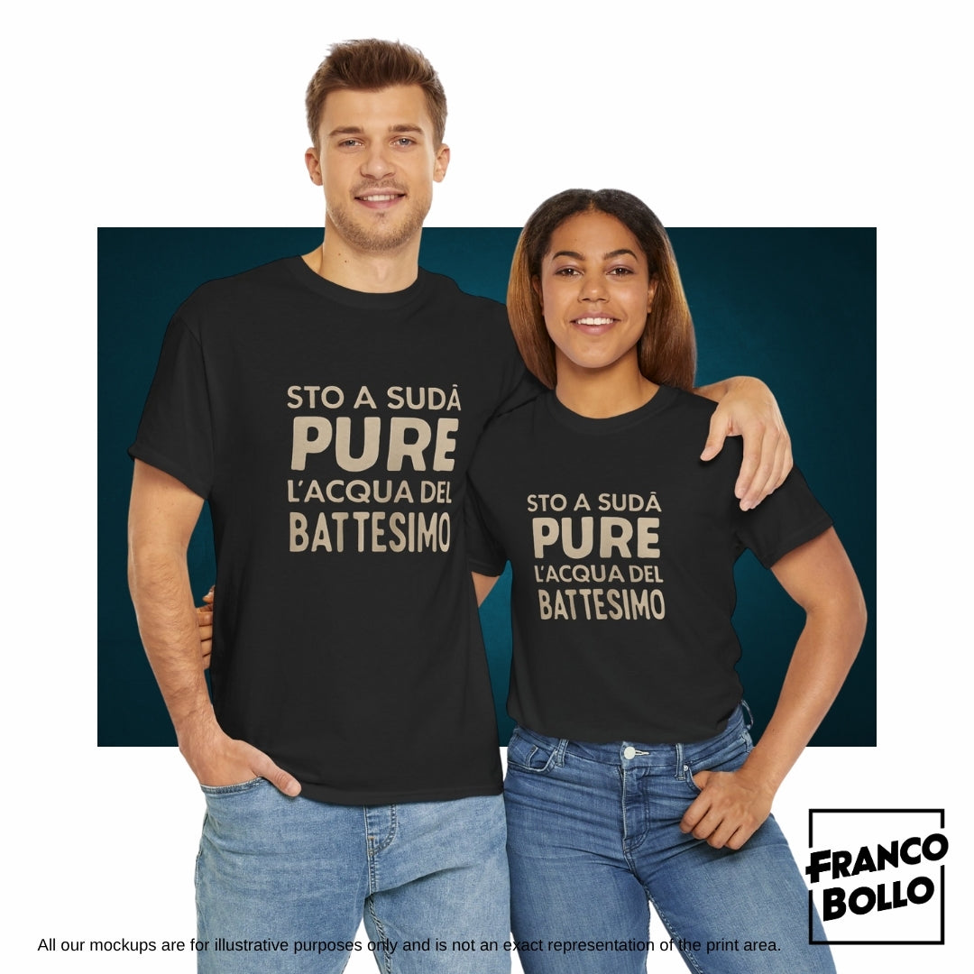 🇮🇹 Stò a sudà pure l’acqua del battesimo - Maglietta divertente | T-shirt estiva italiana FrancoBollo.Shop Original Tshirt Brand Print On Demand Online.