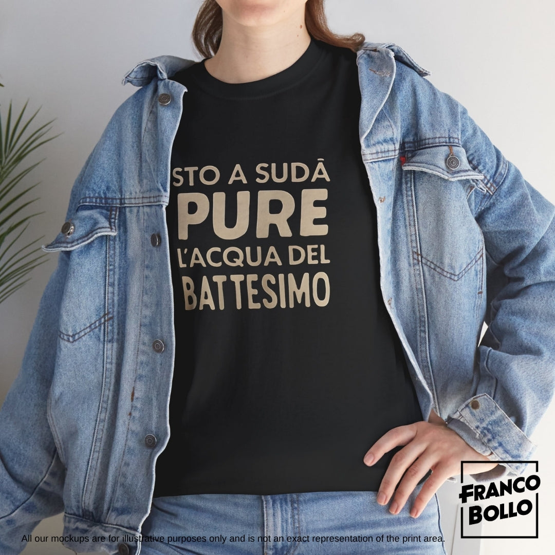 🇮🇹 Stò a sudà pure l’acqua del battesimo - Maglietta divertente | T-shirt estiva italiana FrancoBollo.Shop Original Tshirt Brand Print On Demand Online.
