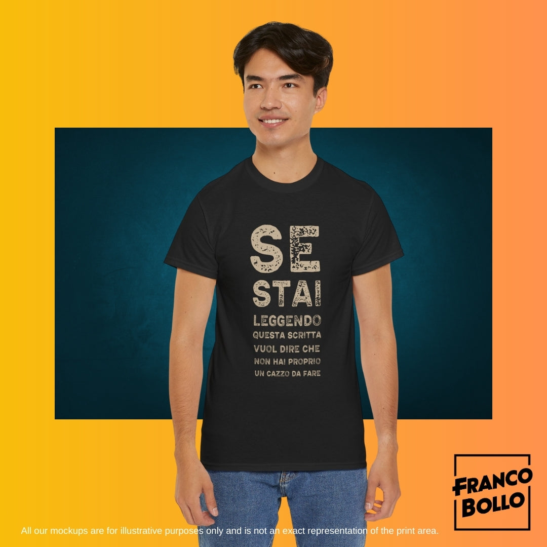 T-Shirt Divertente Uomo Donna – “Se Stai Leggendo Questa Scritta Vuol Dire Che Non Hai un Cazzo da Fare” Maglietta Ironica Italiana - Francobollo.shop il promo brand print on demand online preferito in tutta Italia