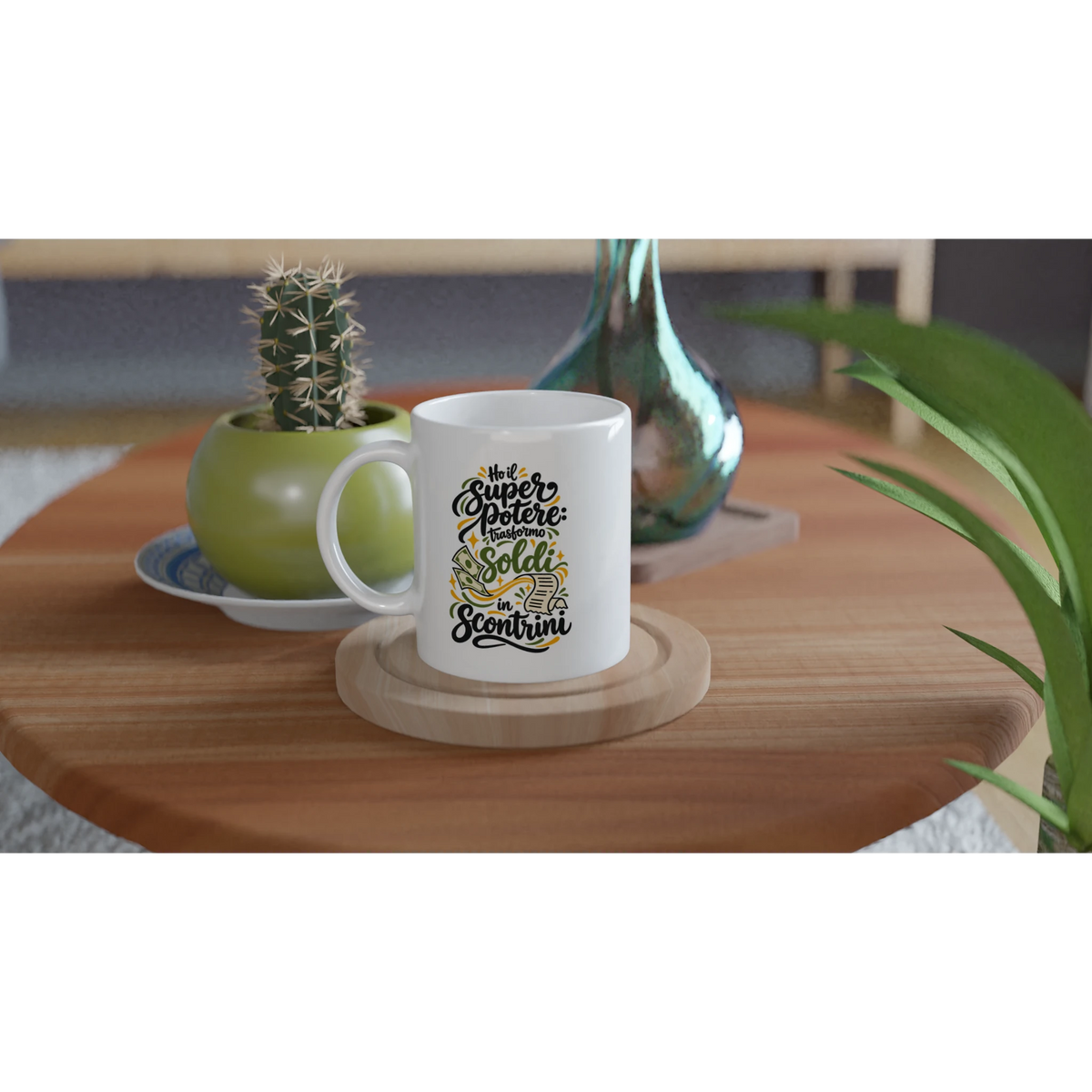 Mockup della tazza Trasformo soldi in scontrini su un tavolo con piante