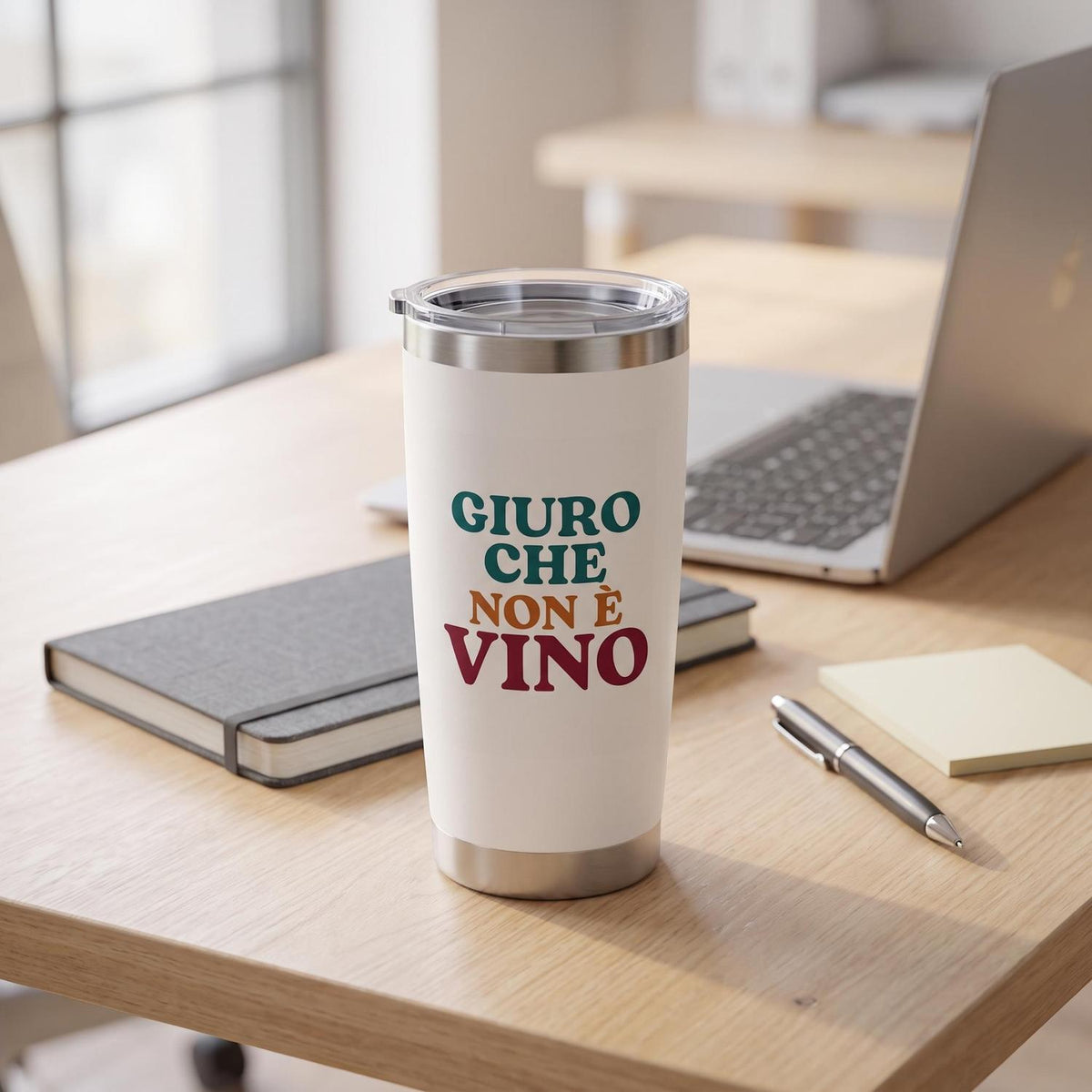 Mockup del tumbler termico Giuro che non è vino su una scrivania accanto a un computer e un quaderno