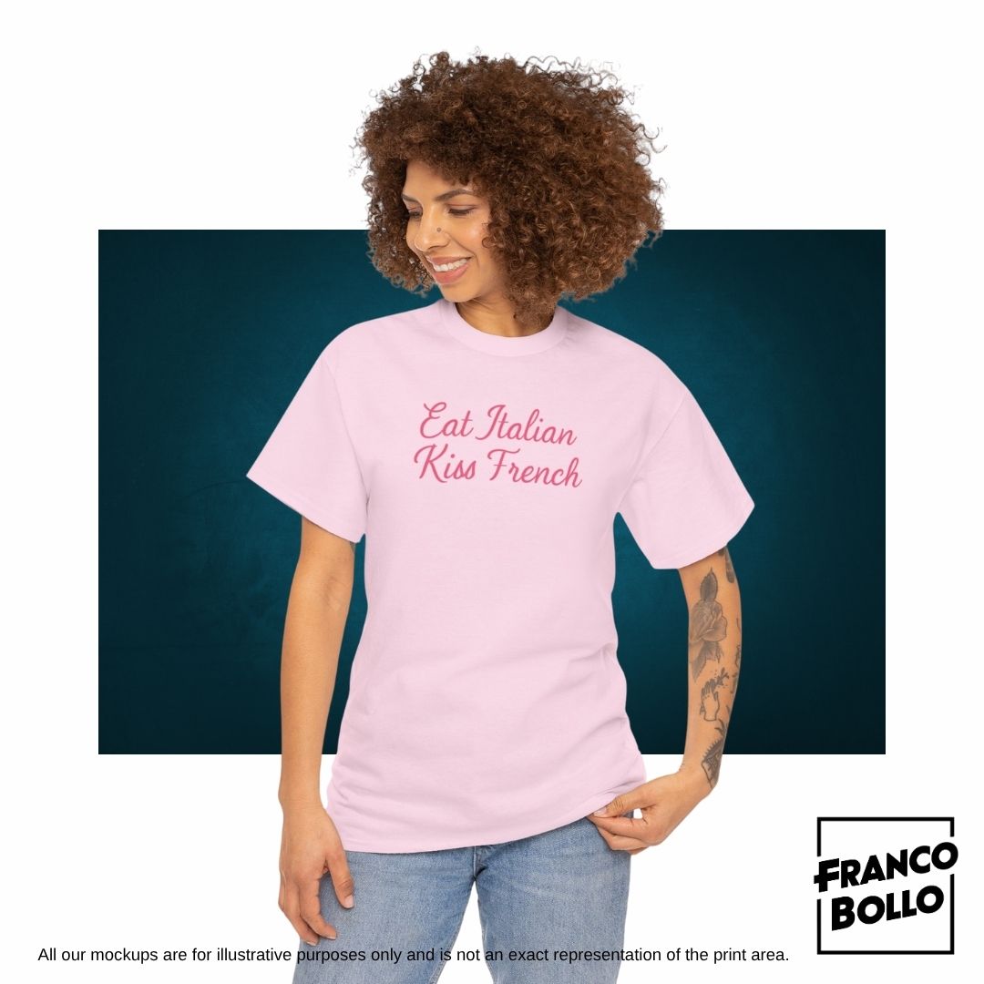 Maglietta “Eat Italian Kiss French” – T-shirt Divertente Unisex FrancoBollo.Shop Il primo brand print on demand on line in Tutta Italia.