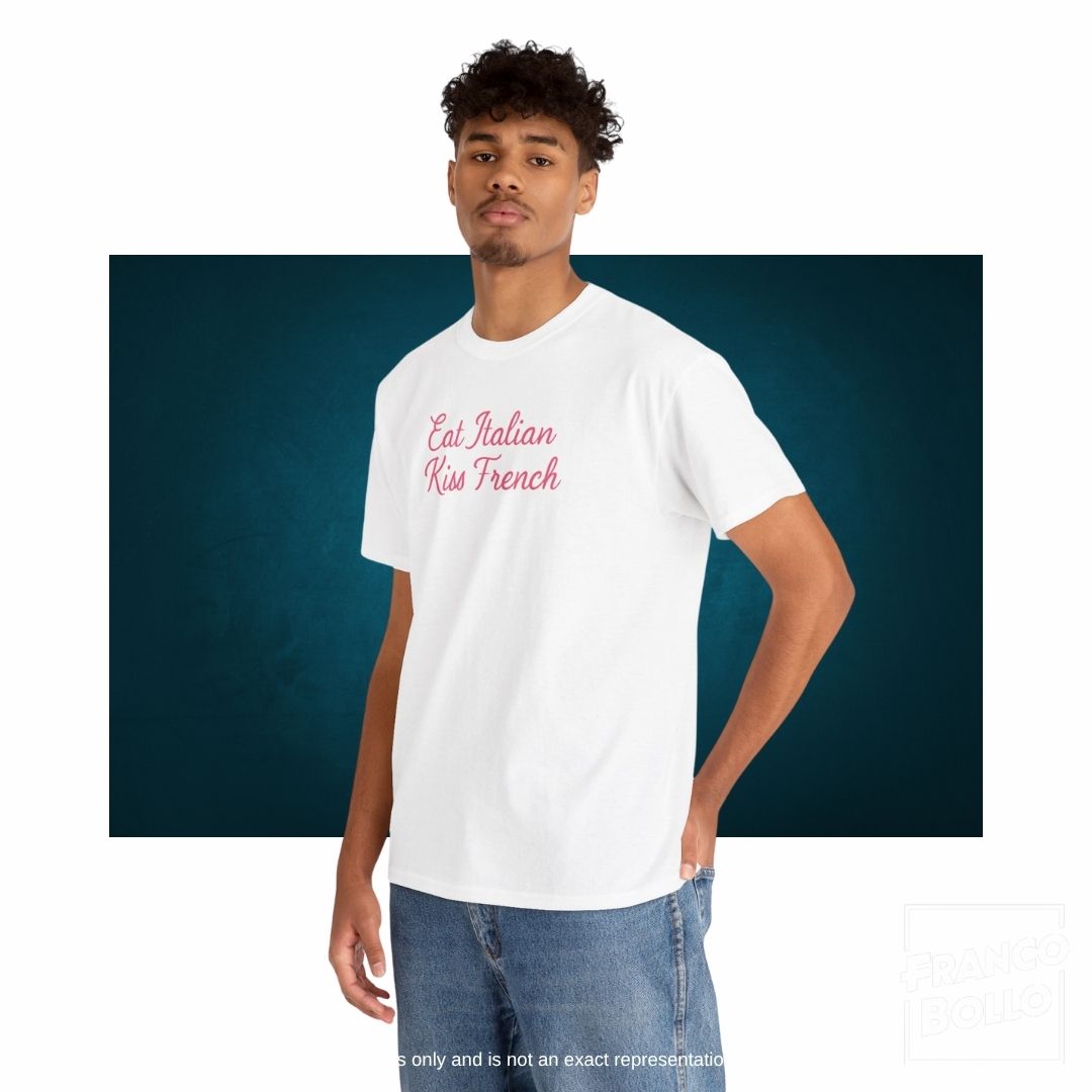 Maglietta “Eat Italian Kiss French” – T-shirt Divertente Unisex FrancoBollo.Shop Il primo brand print on demand on line in Tutta Italia.