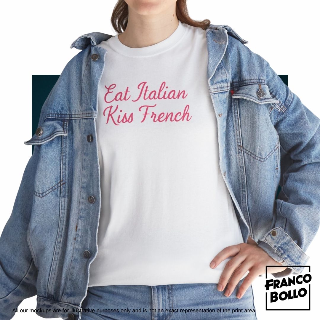 Maglietta “Eat Italian Kiss French” – T-shirt Divertente Unisex FrancoBollo.Shop Il primo brand print on demand on line in Tutta Italia.