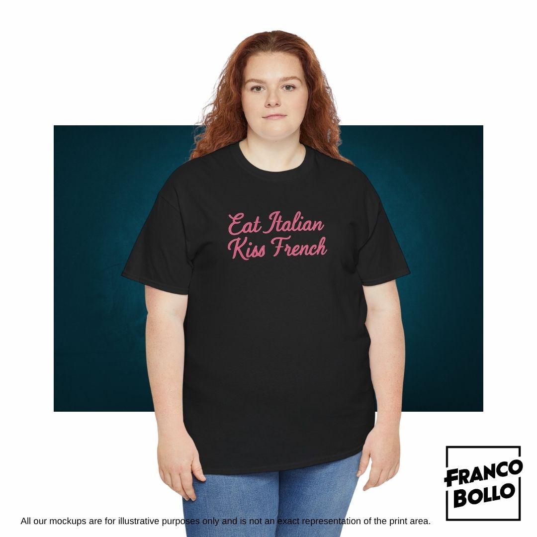 Maglietta “Eat Italian Kiss French” – T-shirt Divertente Unisex FrancoBollo.Shop Il primo brand print on demand on line in Tutta Italia.
