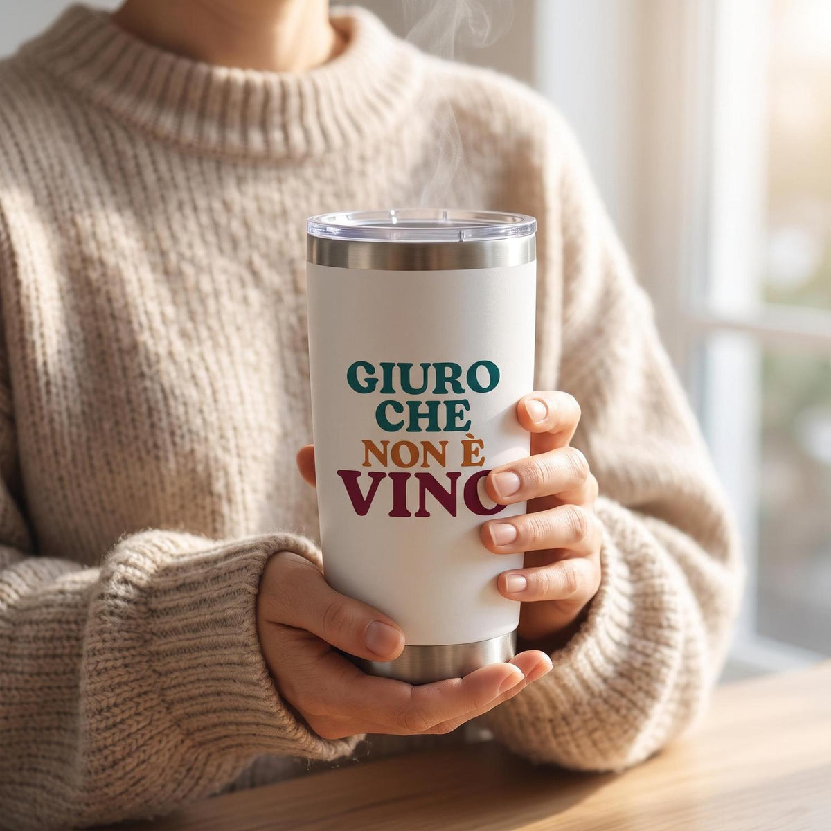 Mockup del tumbler bianco Giuro che non è vino tenuto tra le mani vicino a una finestra