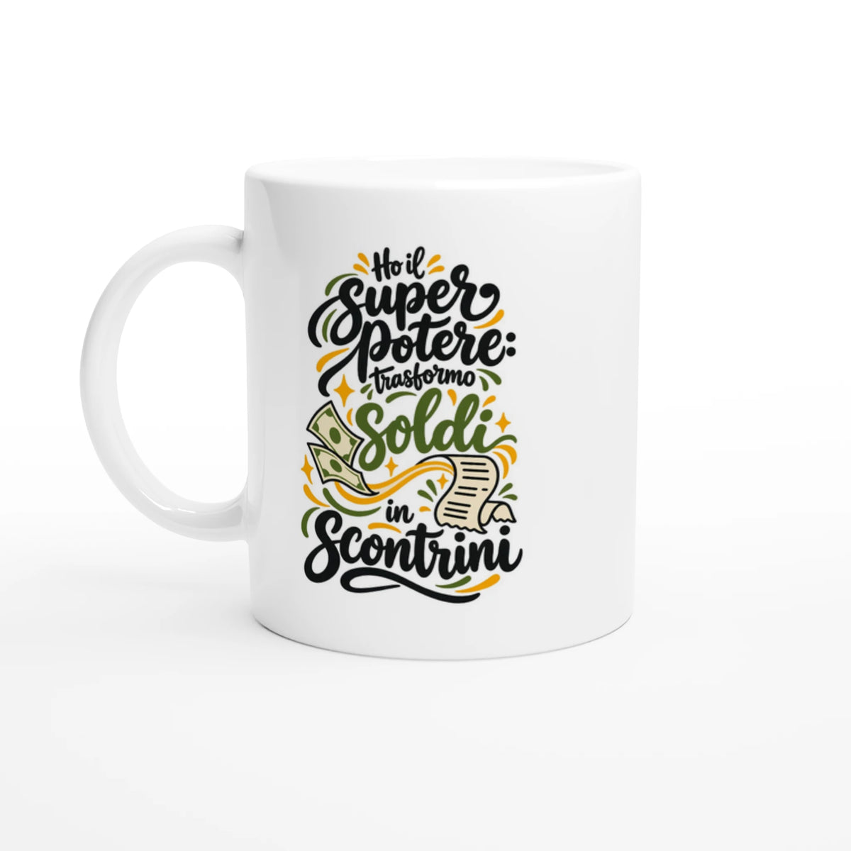 Tazza bianca in ceramica con la frase Ho il super potere: trasformo soldi in scontrini, vista con manico a sinistra