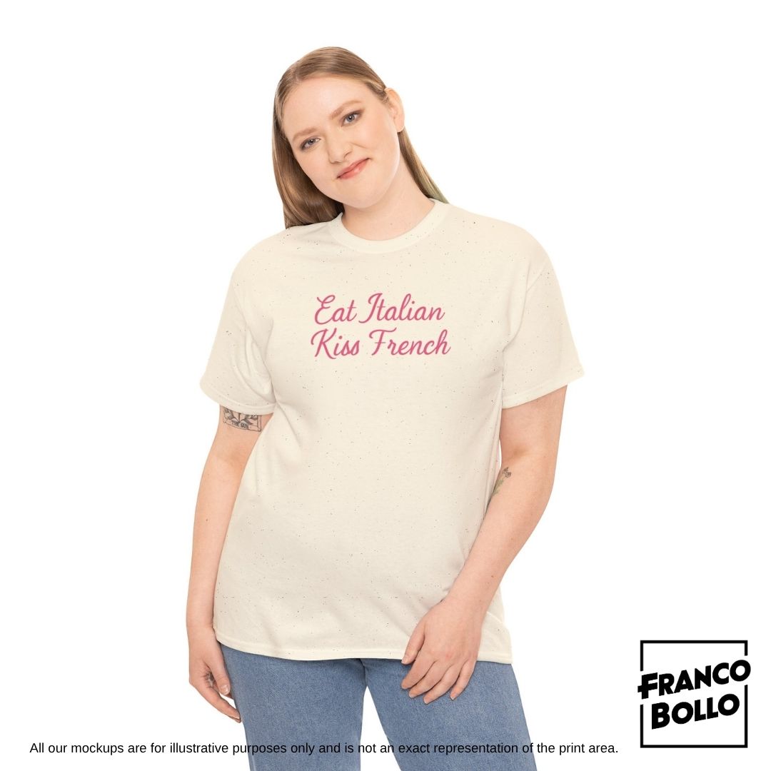 Maglietta “Eat Italian Kiss French” – T-shirt Divertente Unisex FrancoBollo.Shop Il primo brand print on demand on line in Tutta Italia.