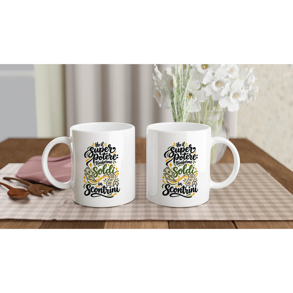 Mockup con due esemplari della tazza Trasformo soldi in scontrini; il prodotto è venduto singolarmente