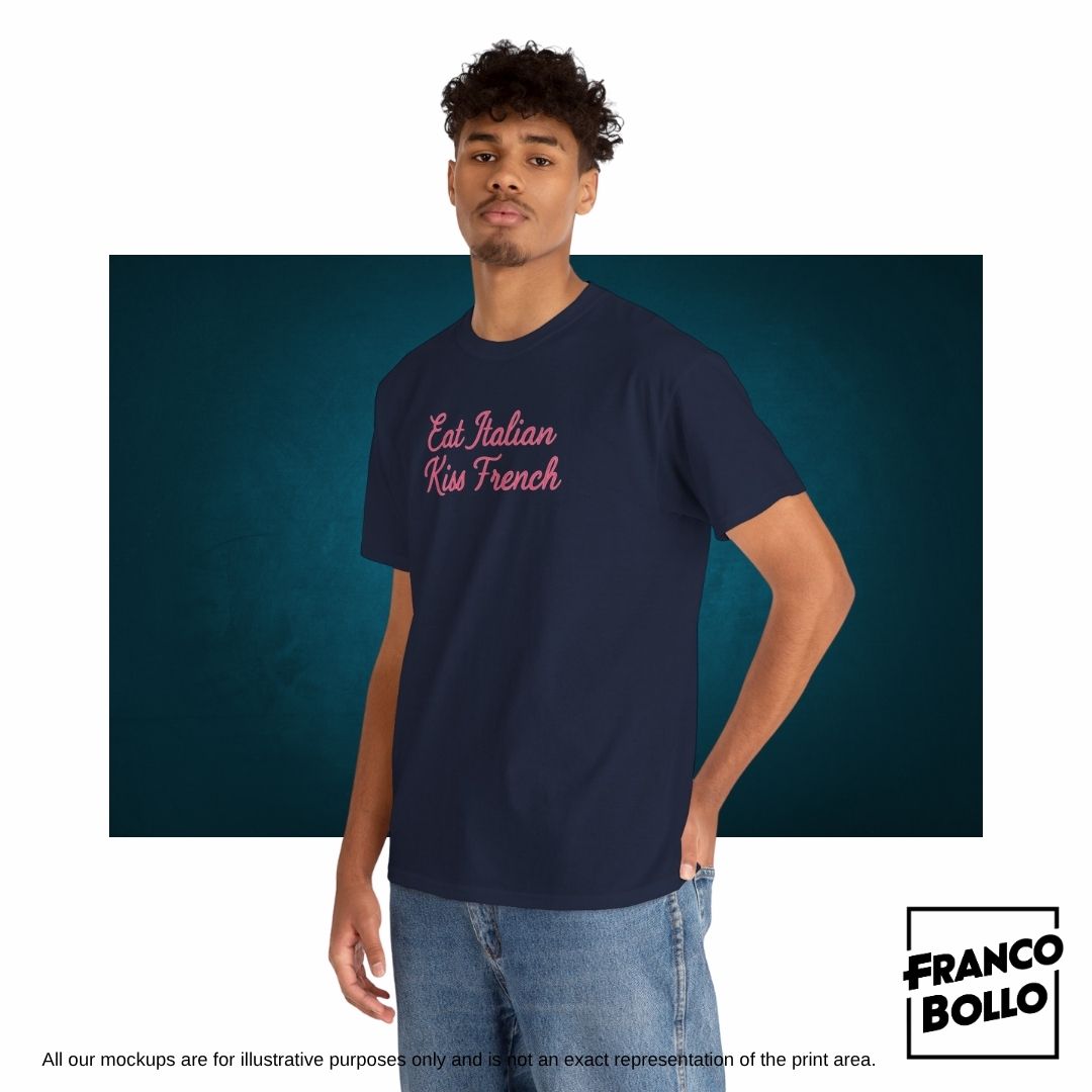 Maglietta “Eat Italian Kiss French” – T-shirt Divertente Unisex FrancoBollo.Shop Il primo brand print on demand on line in Tutta Italia.