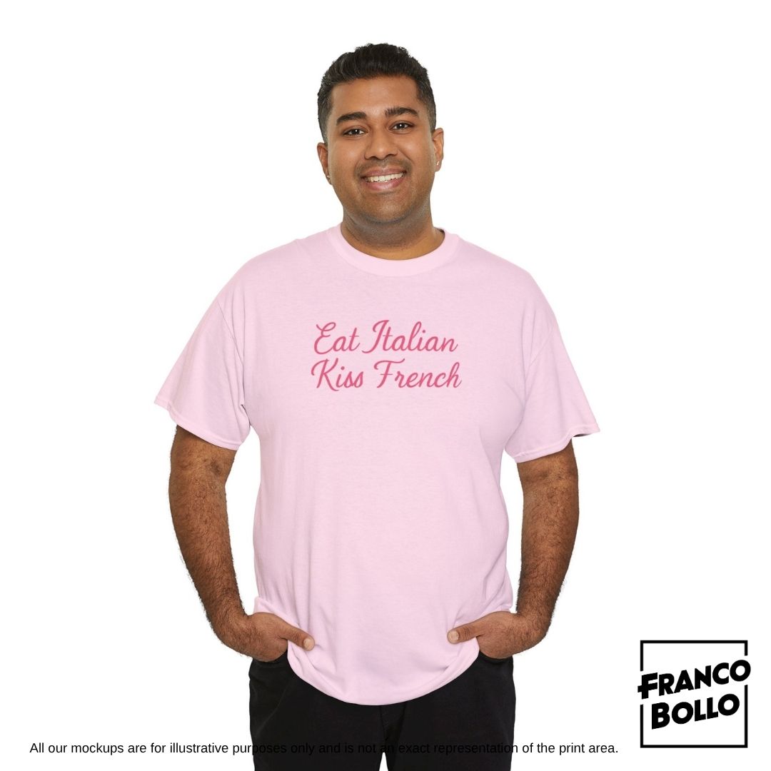 Maglietta “Eat Italian Kiss French” – T-shirt Divertente Unisex FrancoBollo.Shop Il primo brand print on demand on line in Tutta Italia.
