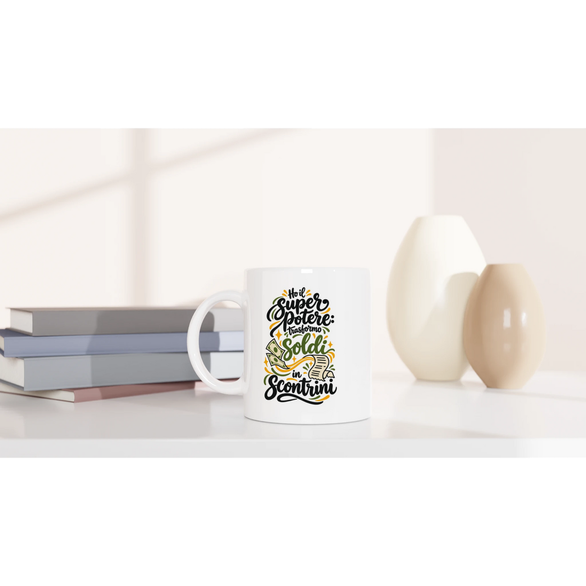 Mockup della tazza bianca Trasformo soldi in scontrini accanto a libri e vasi