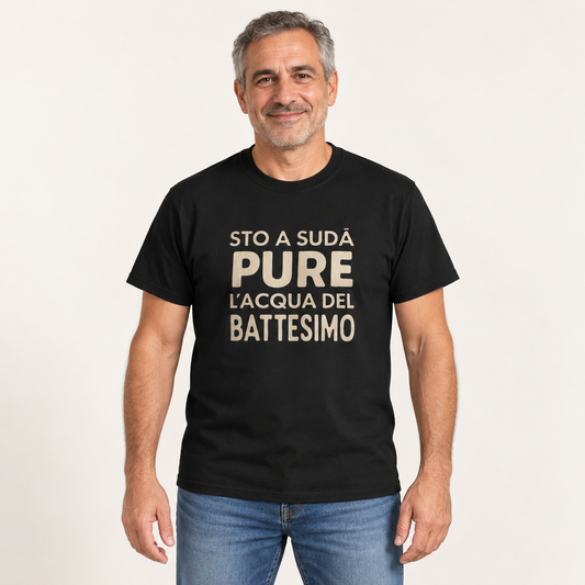 🇮🇹 Stò a sudà pure l’acqua del battesimo – maglietta nera, vista frontale