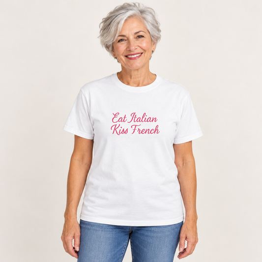 Maglietta “Eat Italian Kiss French” – T-shirt Divertente Unisex – maglietta indossata, vista frontale