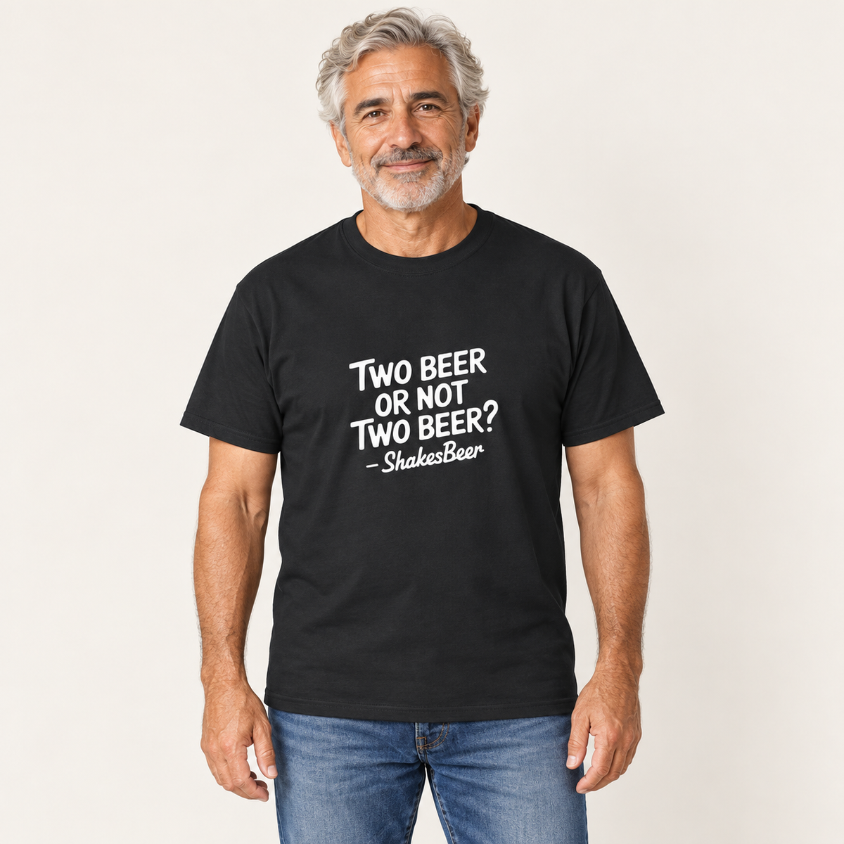 Two Beer or Not Two Beer? - Maglietta Divertente di ShakesBeer – maglietta indossata, vista frontale