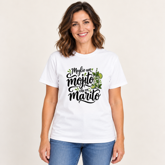 Modella con maglietta bianca Meglio un mojito che un marito, con illustrazione del cocktail